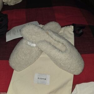 Sleeper NWT Shearling Fuzzy Cream Slippers with Storage Bag